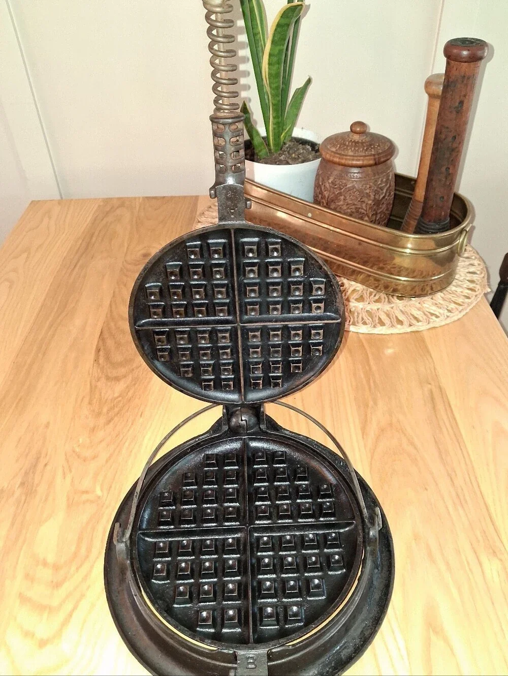 Griswold #8 Waffle Iron With Base